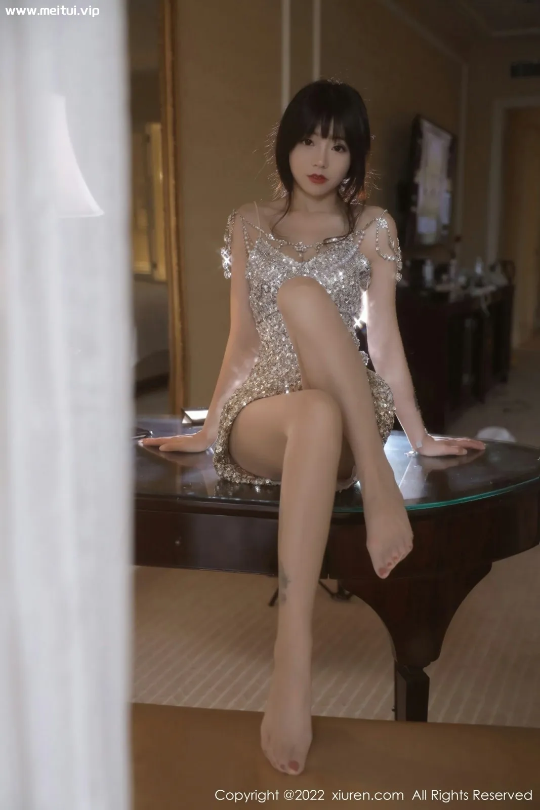 [XiuRen秀人网] 2022.06.30 No.5209 佘贝拉bella 性感闪亮吊带裙 杭州旅拍写真 [55+1P]-美腿之家