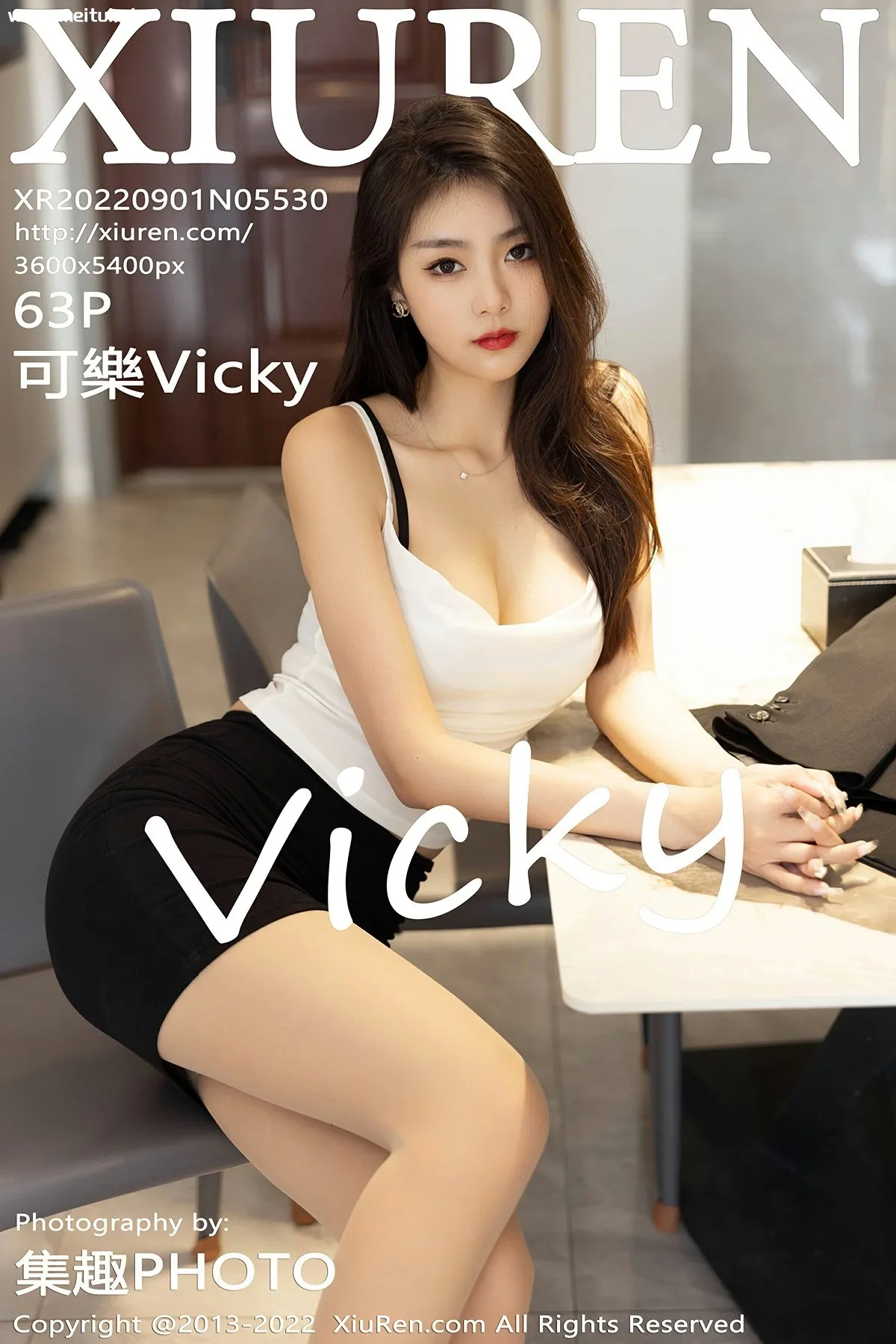 [XiuRen秀人网] 2022.09.01 No.5530 可樂Vicky 黑色短裙 原色丝袜 性感写真 [63+1P]-美腿之家