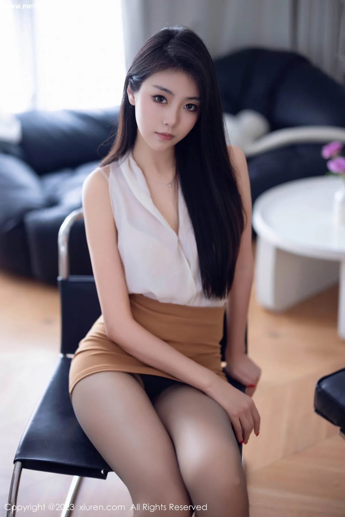 [XiuRen秀人网] 2023.09.14 No.7387 可樂Vicky 杏色短裙 魅惑黑丝 性感写真 [82+1P]-美腿之家