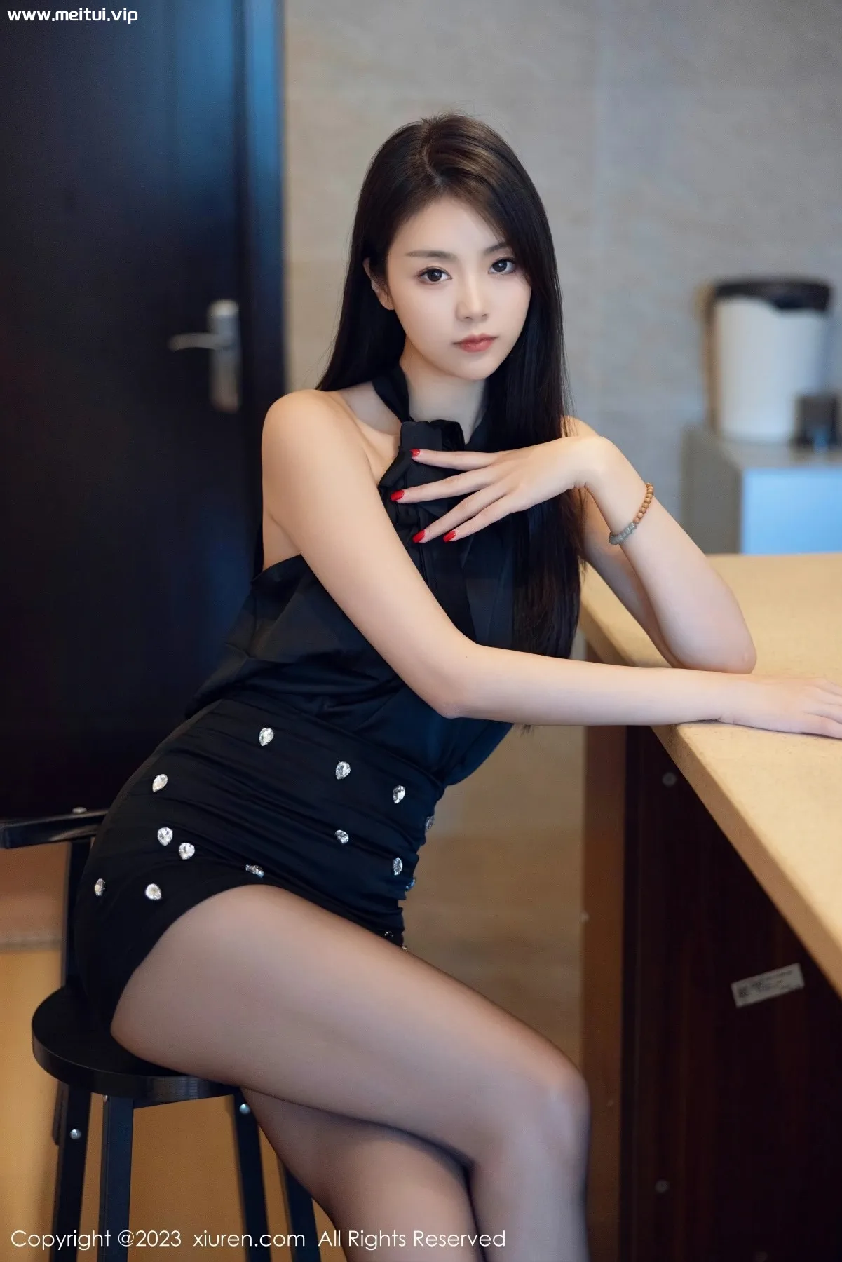 [XiuRen秀人网] 2023.10.19 No.7535 可樂Vicky 魅惑黑丝 性感写真 [82+1P]-美腿之家