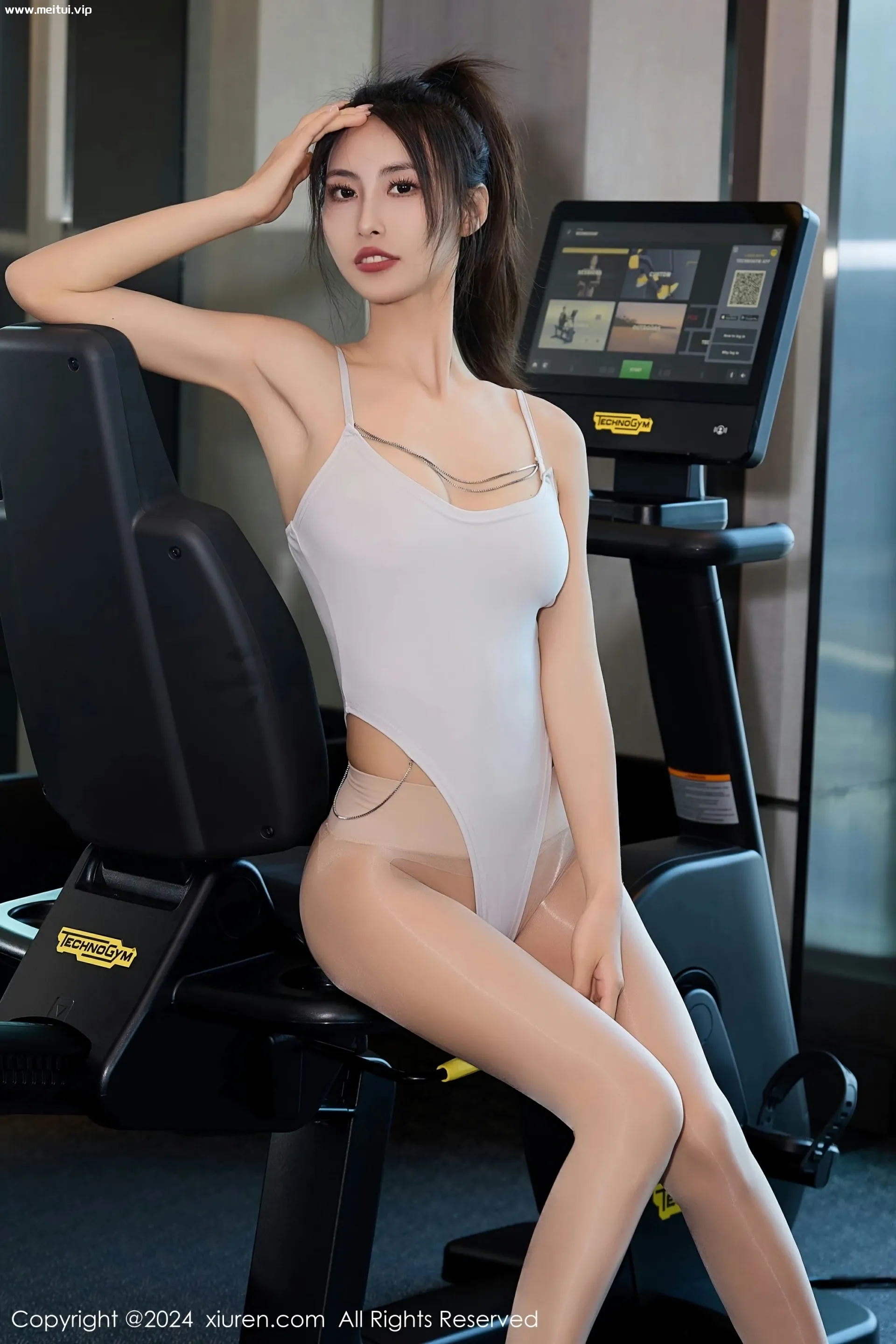 [XiuRen秀人网] 2024.01.25 No.8018 lingyu69 性感魅惑黑丝 三亚旅拍写真 [70+1P]-美腿之家