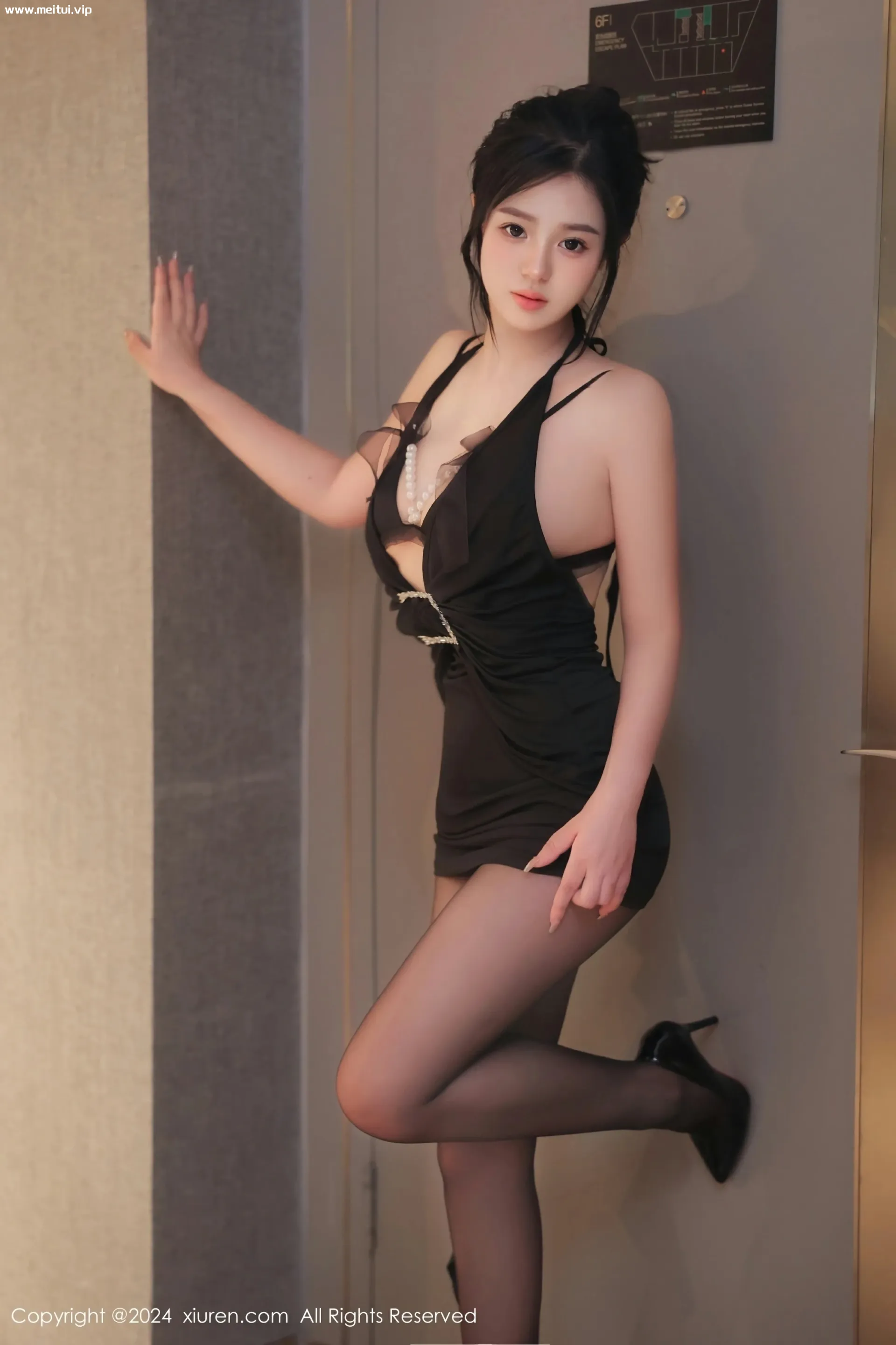 [XiuRen秀人网] 2024.03.27 No.8295 金小依 黑色露肩连衣短裙 性感写真 [78+1P]-美腿之家