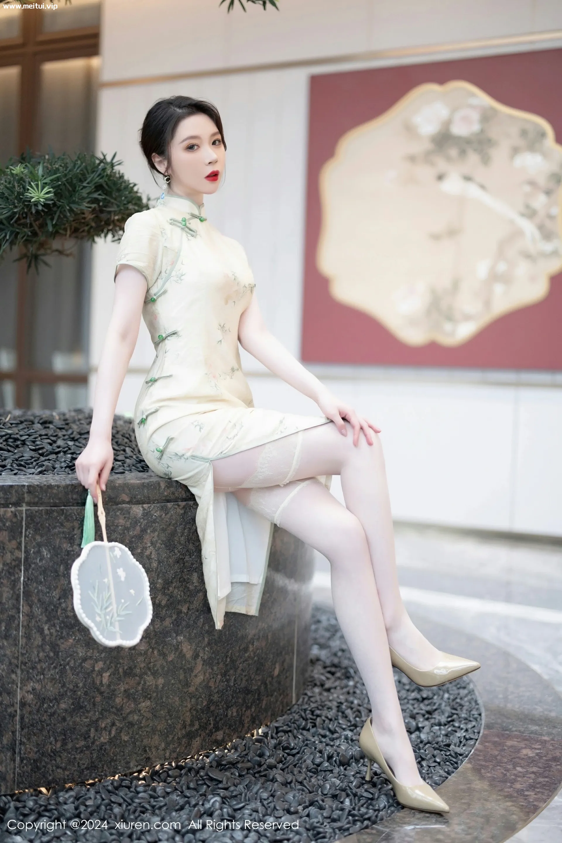 [XiuRen秀人网] 2024.05.07 No.8497 梦心玥 性感浅黄色旗袍 哈尔滨旅拍写真 [83+1P]-美腿之家