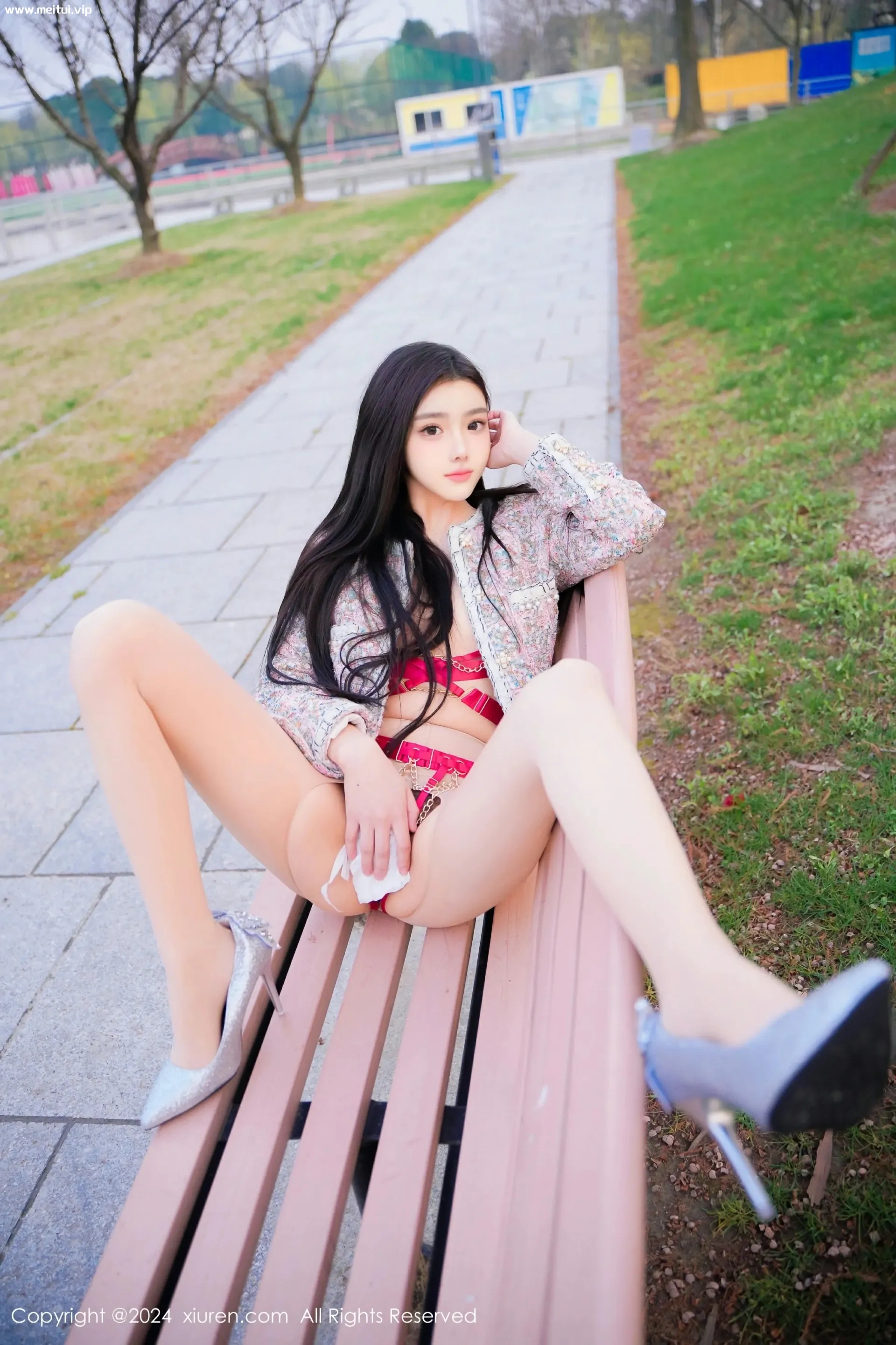 [XiuRen秀人网] 2024.05.06 No.8489 龙雪儿 红色情趣服饰 白色丝袜 性感写真 [49+1P]-美腿之家