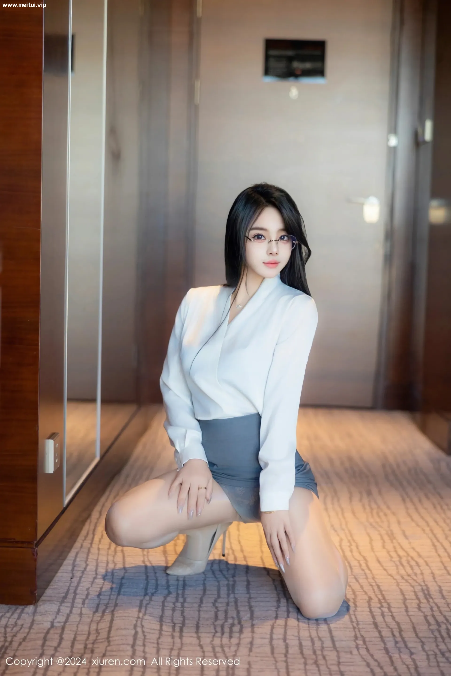 [XiuRen秀人网] 2024.08.09 No.8989 麦田 新人首套写真 性感白色OL服饰 [83+1P]-美腿之家