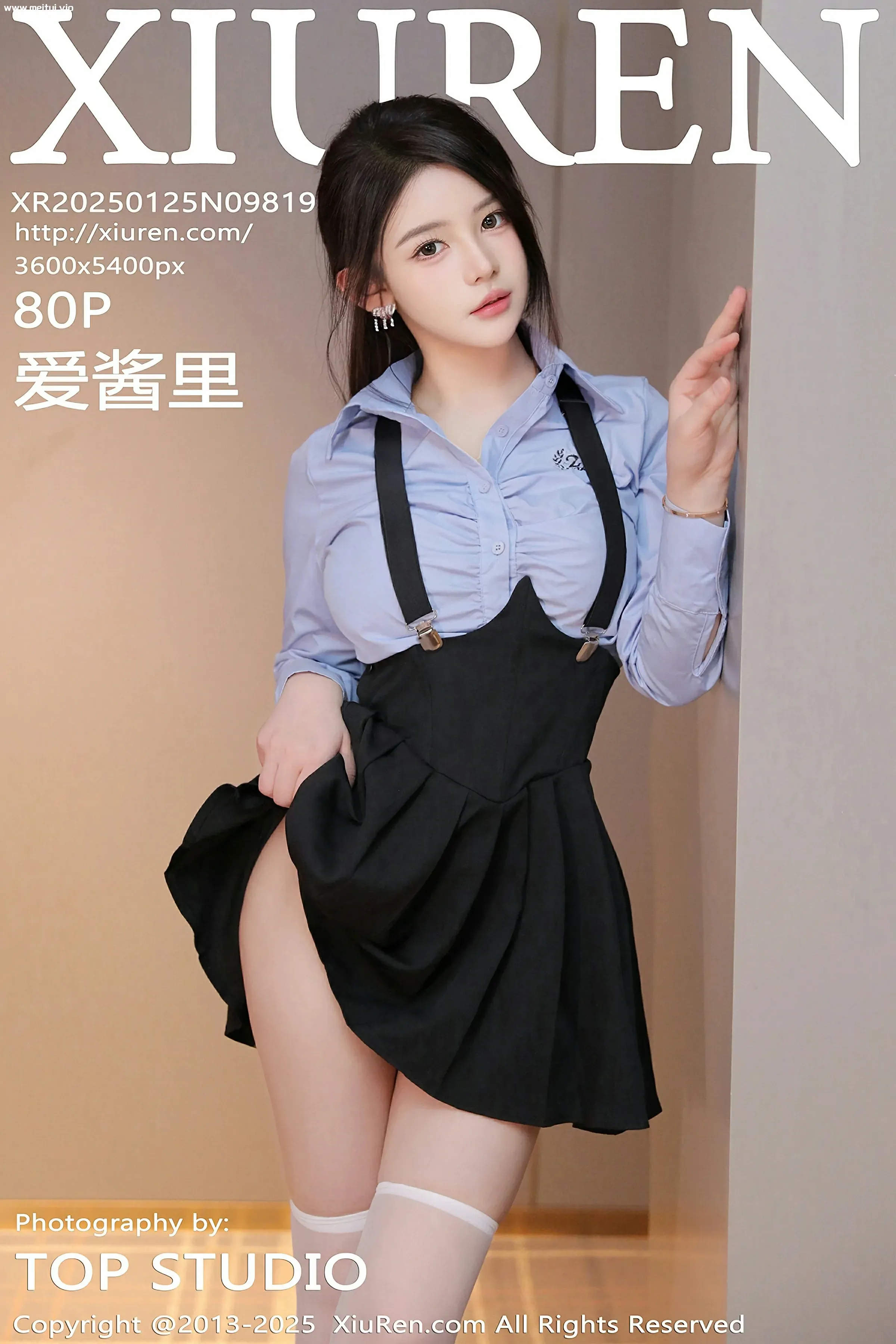 [XiuRen秀人网] 2025.01.25 No.9819 爱酱里 蓝色T恤 黑色背带裙 性感写真 [80+1P]-美腿之家