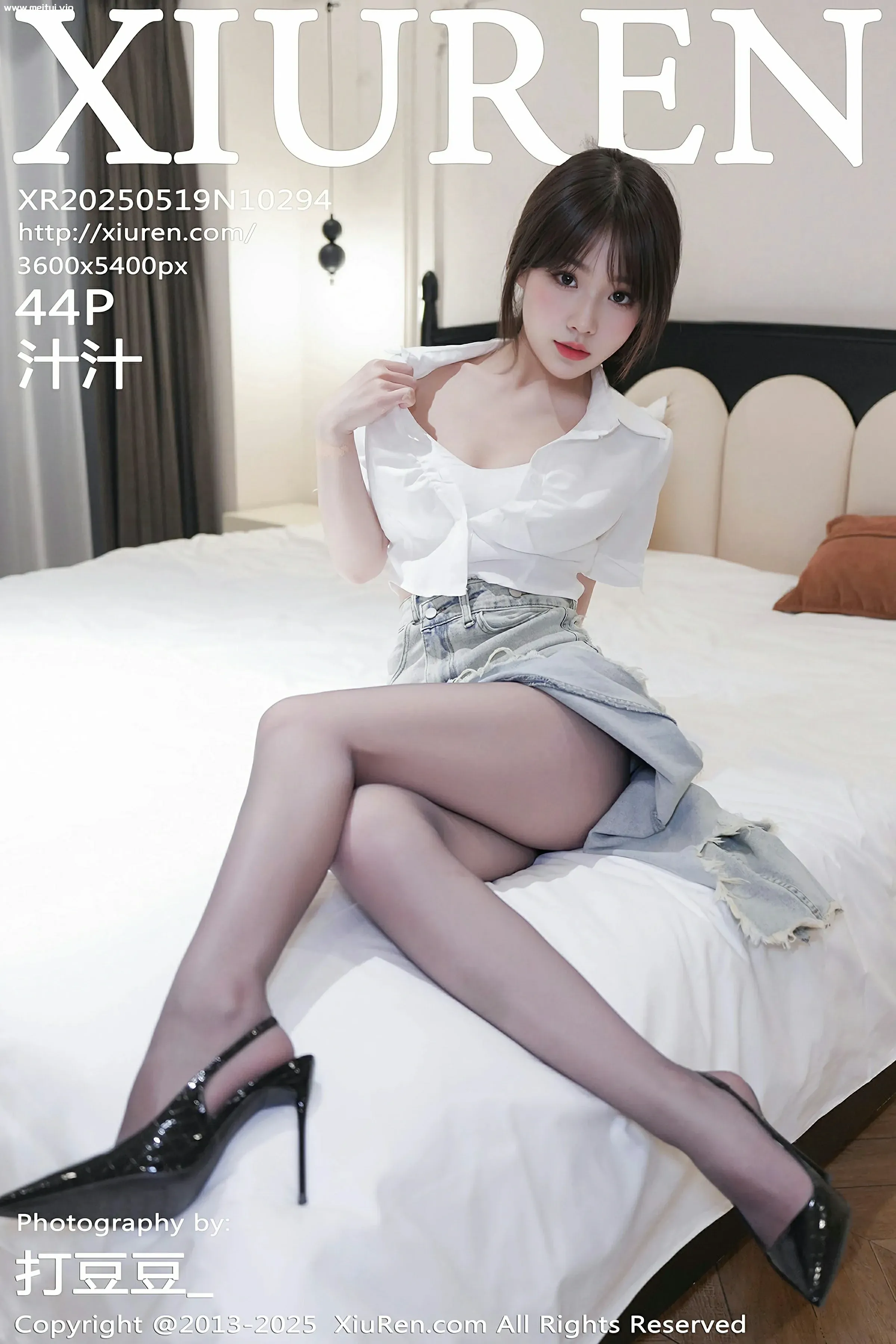 [XiuRen秀人网] 2025.05.19 No.10294 汁汁 白色T恤 魅惑黑丝 性感写真 [44+1P]-美腿之家