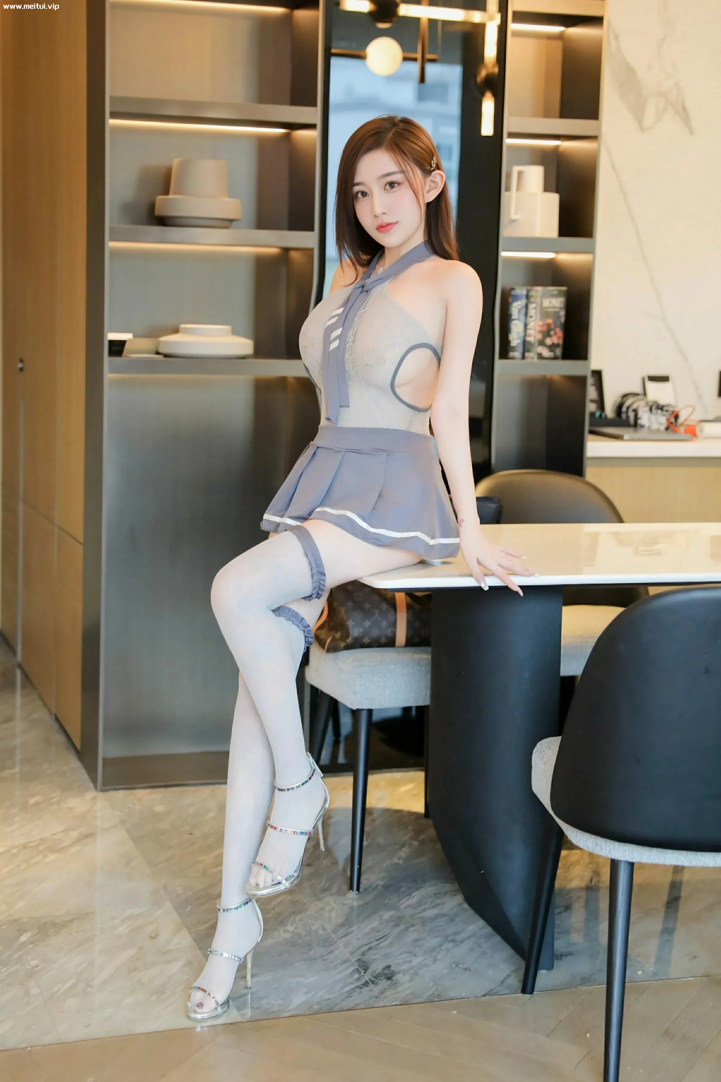 [XiuRen秀人网] 2025.06.06 No.10375 奶油猫呀 情趣服饰 灰色丝袜 性感写真 [76+1P]-美腿之家