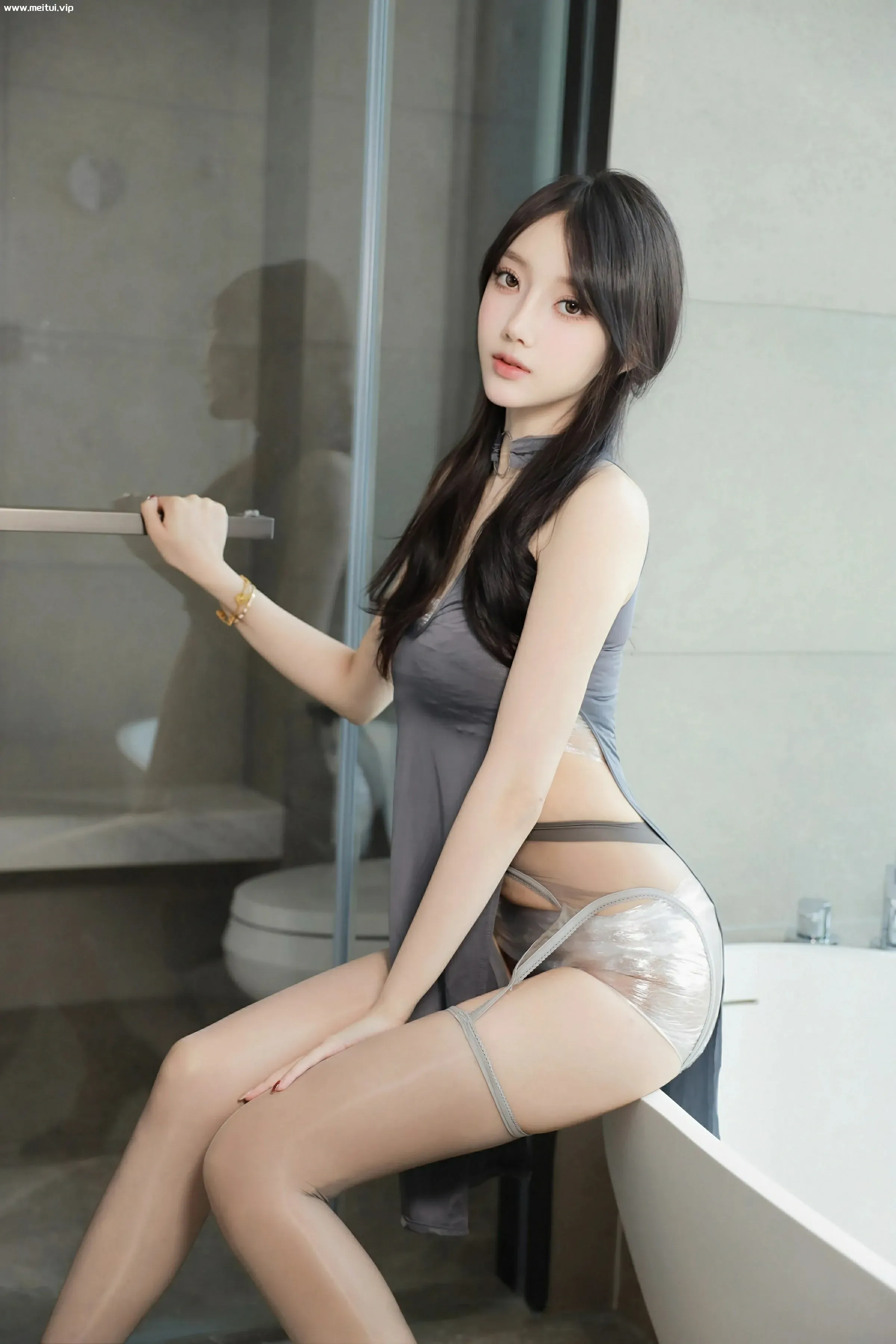 [XiuRen秀人网] 2025.06.19 No.10435 玥儿玥er 性感情趣灰色丝袜 金华旅拍写真 [75+1P]-美腿之家