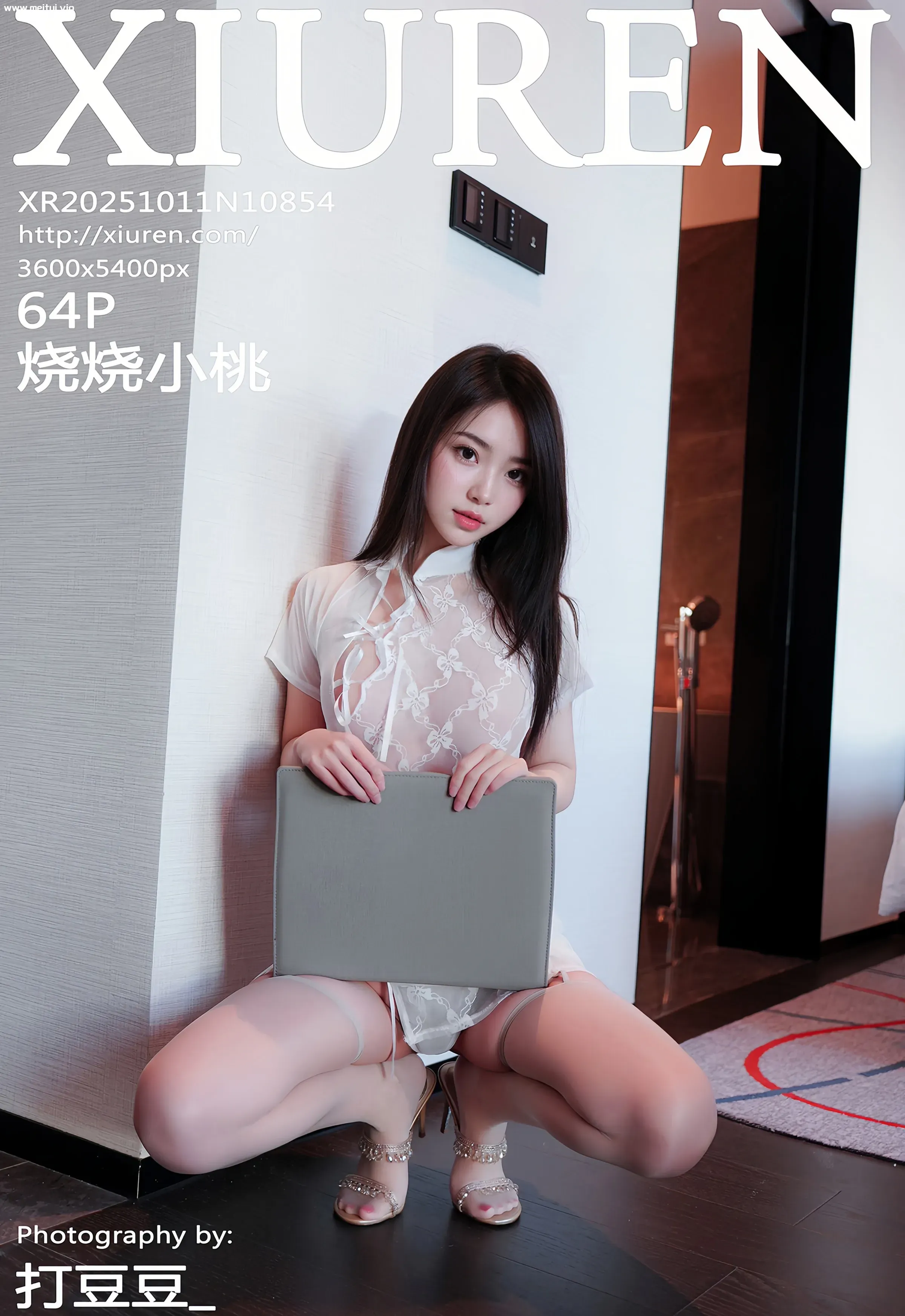 [XiuRen秀人网] 2025.10.11 No.10854 烧烧小桃 白色内衣 灰色丝袜 性感写真 [64+1P]-美腿之家