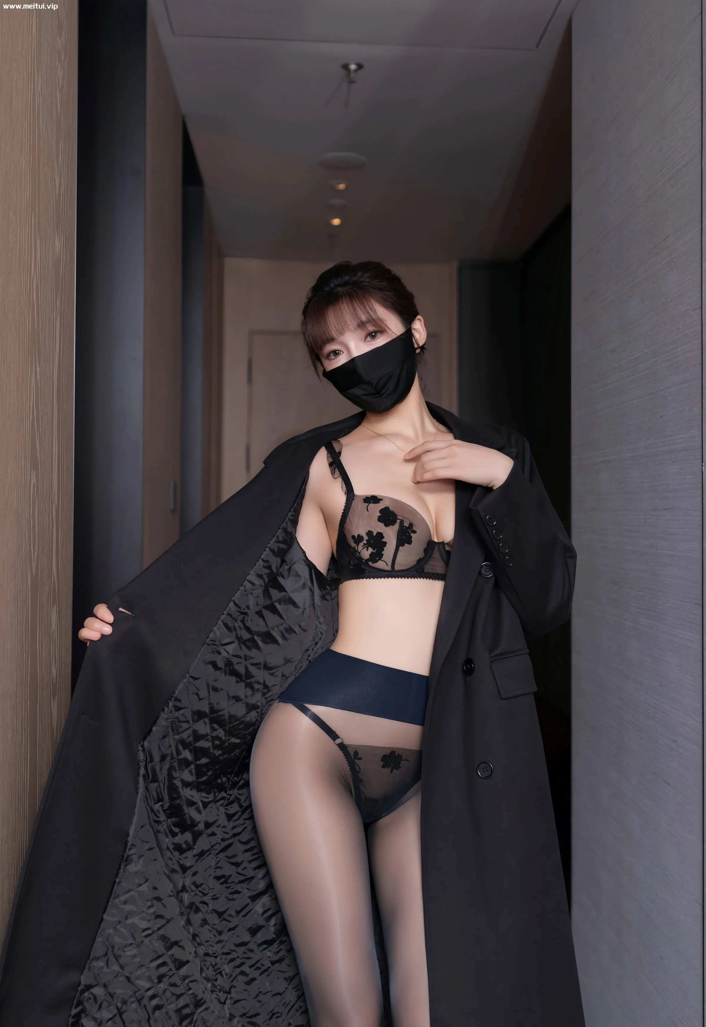 [XiuRen秀人网] 2025.10.16 No.10880 陆萱萱 性感黑色蕾丝内衣 西安旅拍写真 [77+1P]-美腿之家