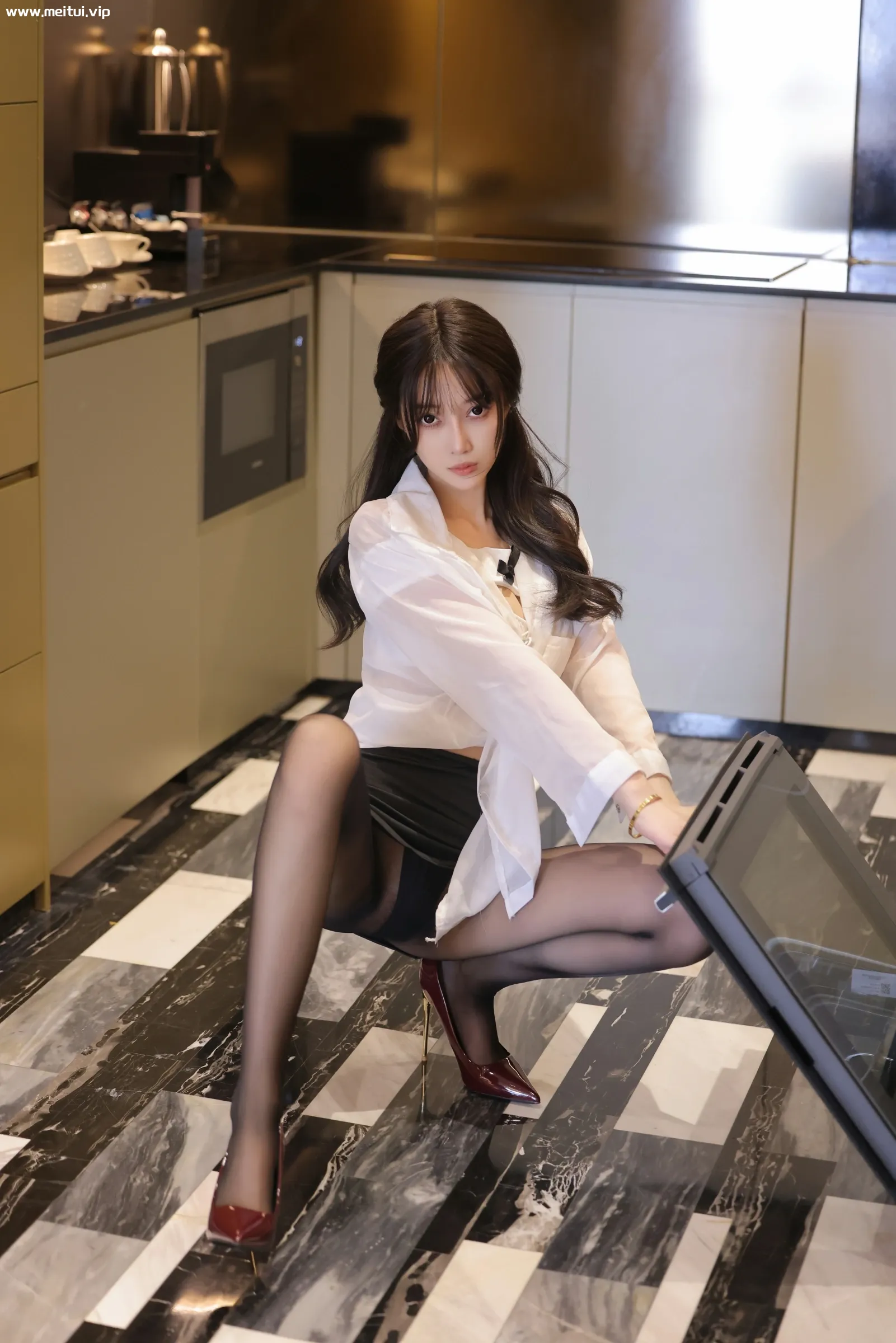 [秀人内购] 玥儿玥er 诱人私拍福利 黑丝-美腿之家