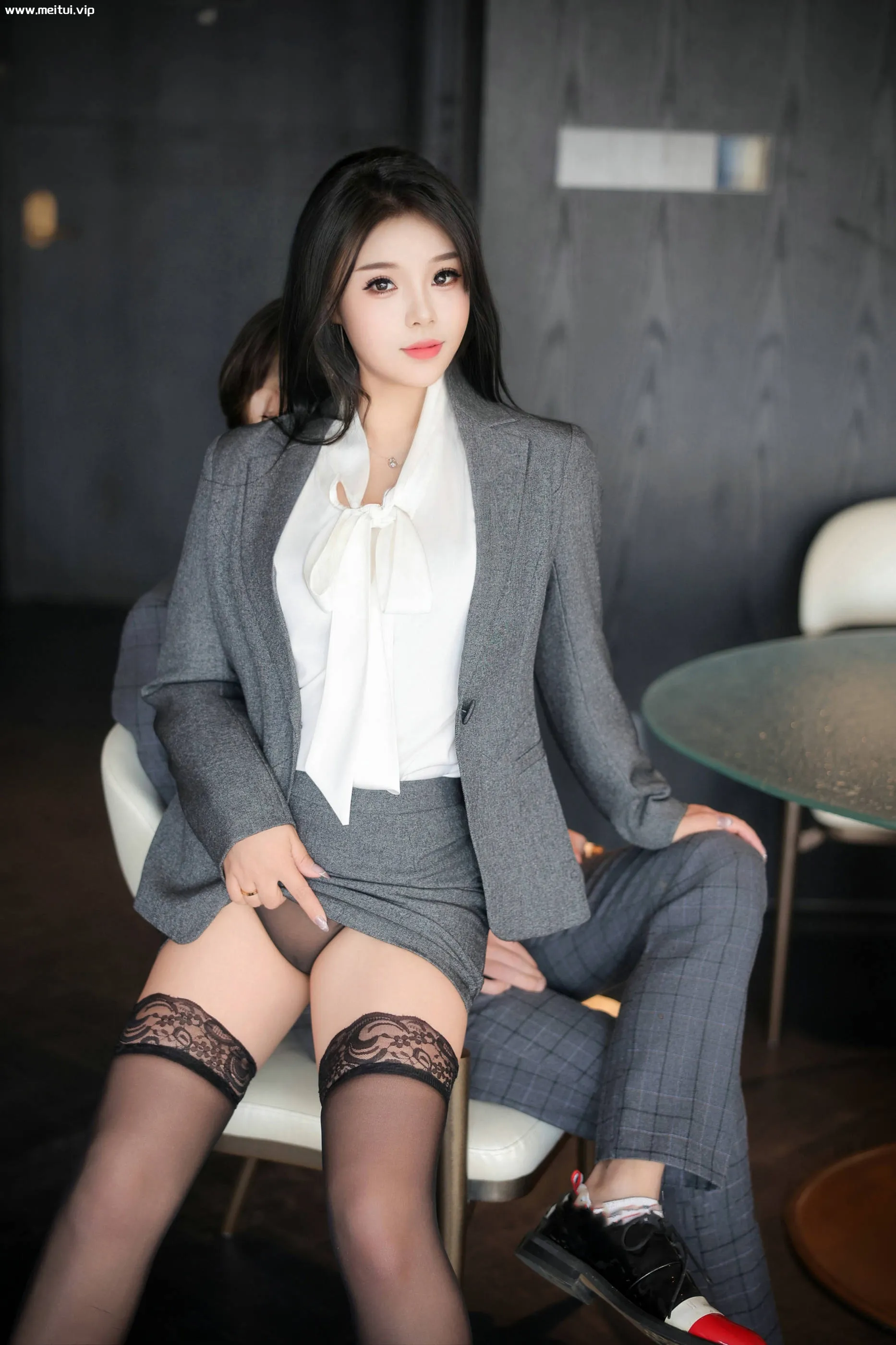 [秀人内购] 麦田 诱人私拍福利 职业OL制服-美腿之家